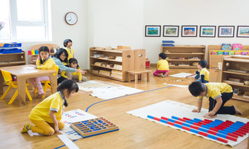В чем отличие традиционного детского сада, от Монтессори?